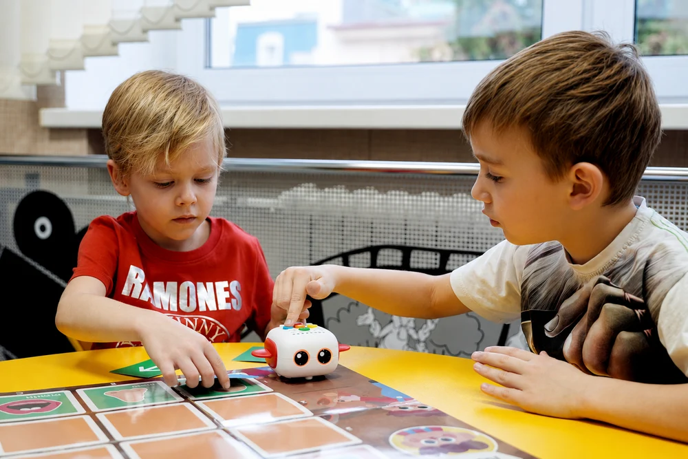 Vaikai programuoja Tale-Bot Pro robotą